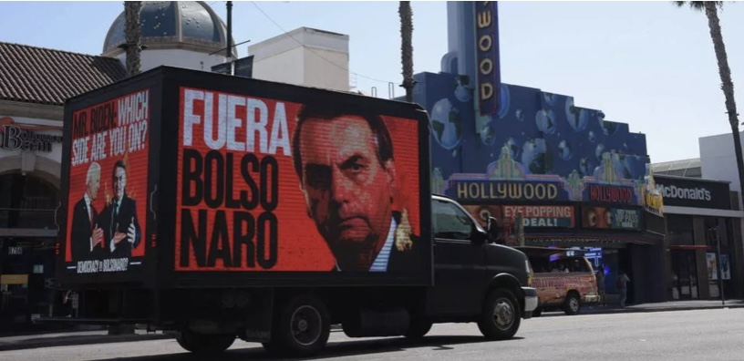 Ativistas brasileiros levam às ruas de Los Angeles mensagem “Fora Bolsonaro”