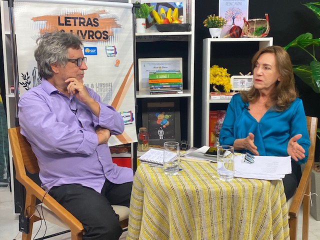 A poeta Nara Fontes é atração do Letras & Livros na tela da TV Comunitária