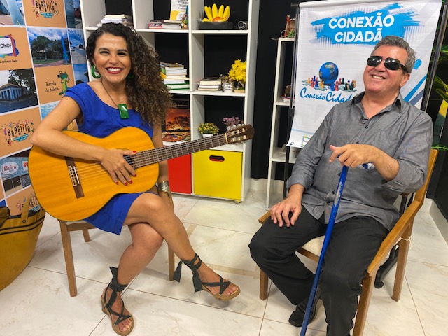 A professora e cantora Myrlla Muniz alegra a tela da TVComDF com suas canções