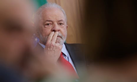 The Guardian – Lula suspeita que funcionários pró-Bolsonaro ajudaram multidão a entrar no palácio presidencial