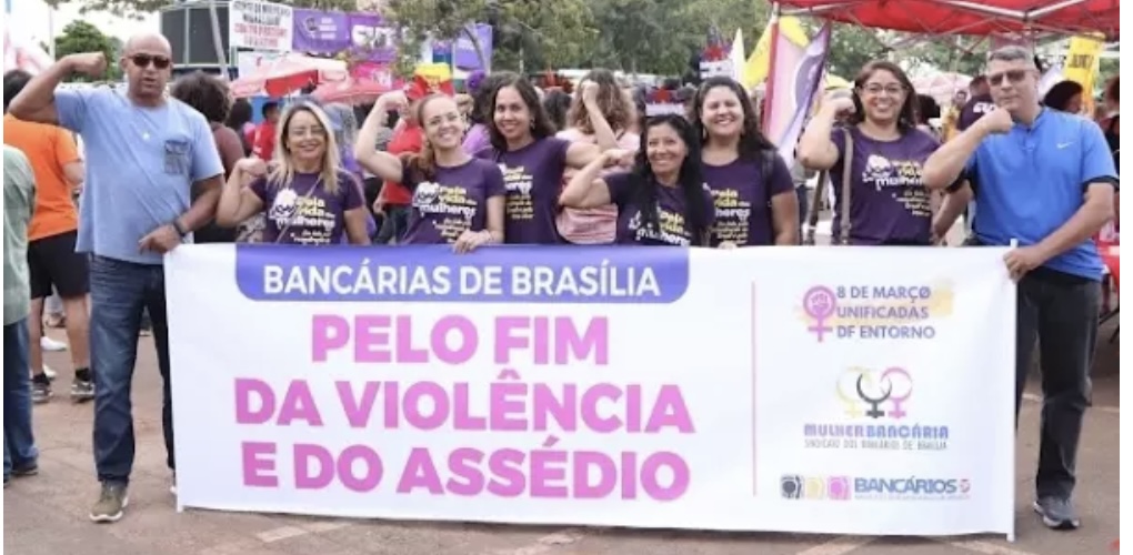 Mulheres marcham em Brasília e apresentam ao GDF pauta com foco no combate ao feminicídio