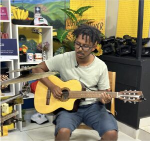 Leia mais sobre o artigo O músico Walter Muganga nasceu em Brasília, toca desde os 13 e é formado em música pela UnB