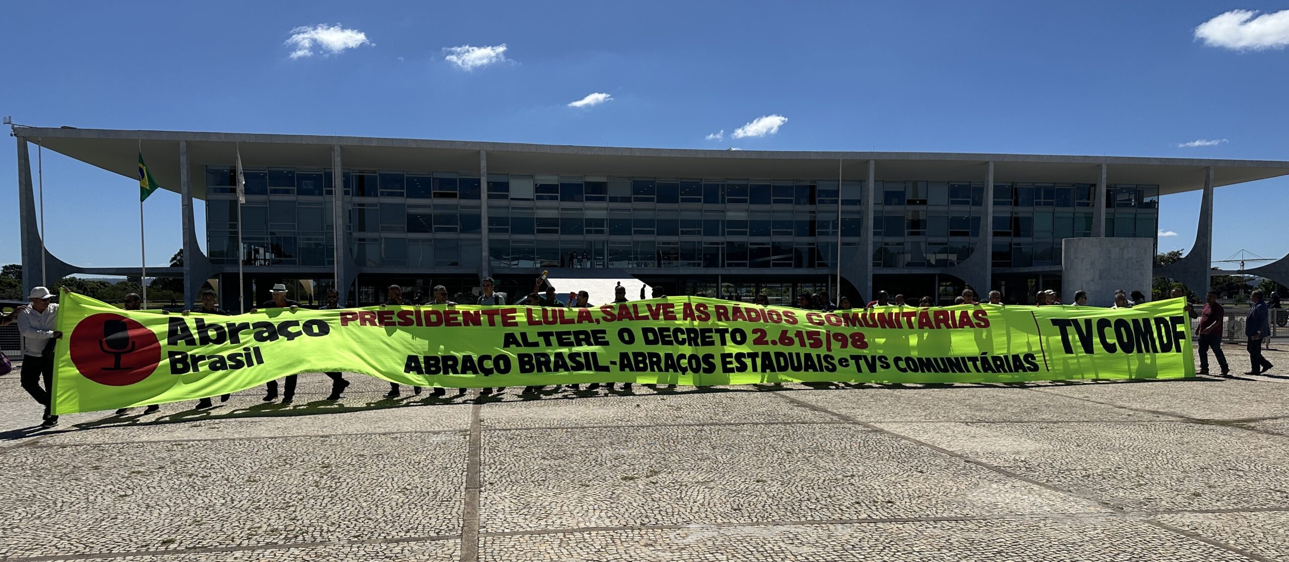 No momento, você está visualizando Lideranças de Rádios e TVs Comunitárias realizaram ato em Frente ao Palácio do Planalto intitulado: “Lula, salve as rádios e TVs Comunitárias”