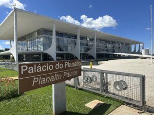 Leia mais sobre o artigo Palácio do Planalto foi palco de reuniões com Rádios e TVs Comunitárias, que reivindicam reunião com o Presidente Lula para tratar de 13 demandas