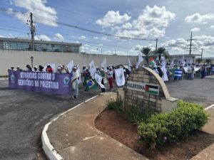 Leia mais sobre o artigo Mil mulheres do MAB e outros movimentos realizaram, manifestação na Embaixada da Palestina