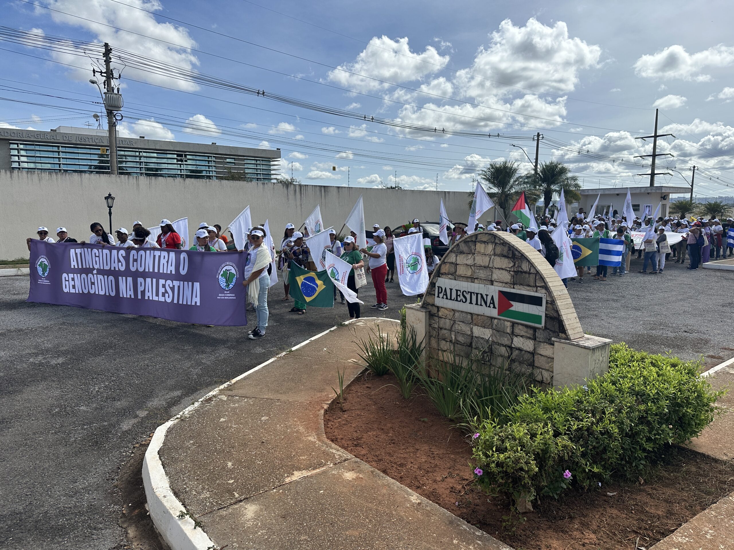 No momento, você está visualizando Mil mulheres do MAB e outros movimentos realizaram, manifestação na Embaixada da Palestina