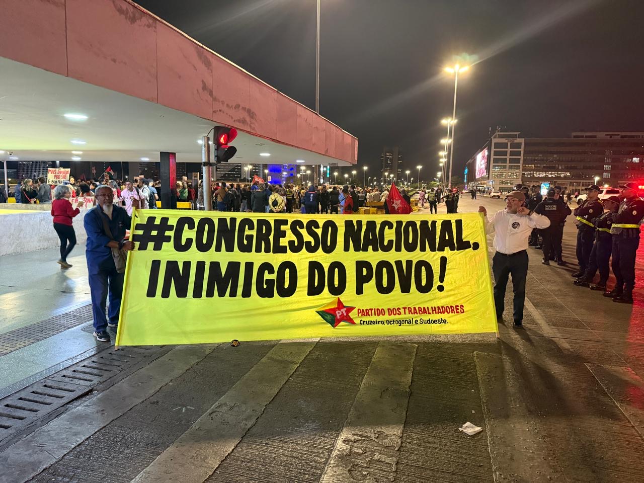 No momento, você está visualizando Movimentos ocupam Rodoviária de Brasília para defender taxar super-ricos, fim de escala 6 x 1 e isenção do IR até 5 mil