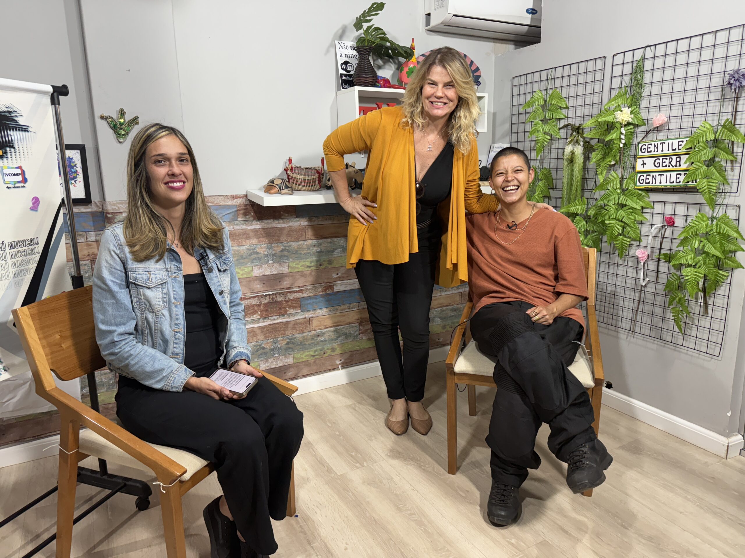 No momento, você está visualizando O álbum Visse-Verso de Anna Moura traz letras que a incomodam e a tiram do buraco