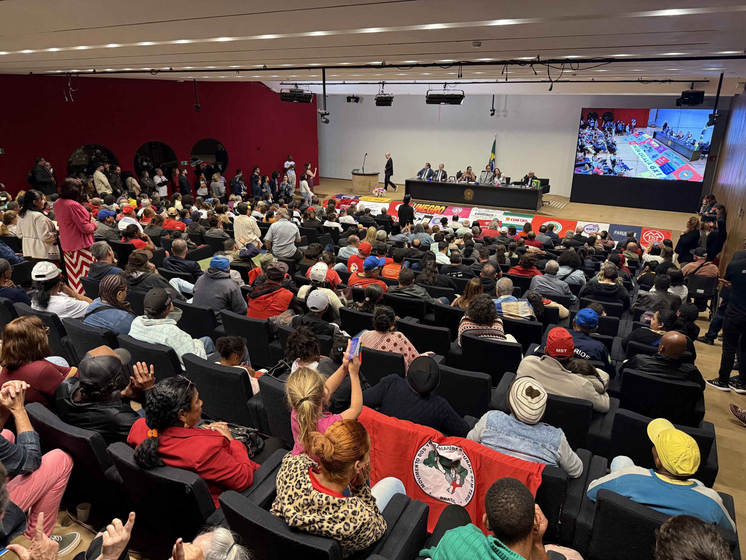 No momento, você está visualizando Plebiscito nacional cobra do Congresso fim da escala 6×1 e taxação de super-ricos