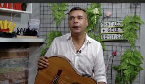 Leia mais sobre o artigo Você gosta de Vinicius de Morais? Imagine Tyayro que faz homenagem ao músico. Ele é sobrinho de Duboc, do Liga Tripa