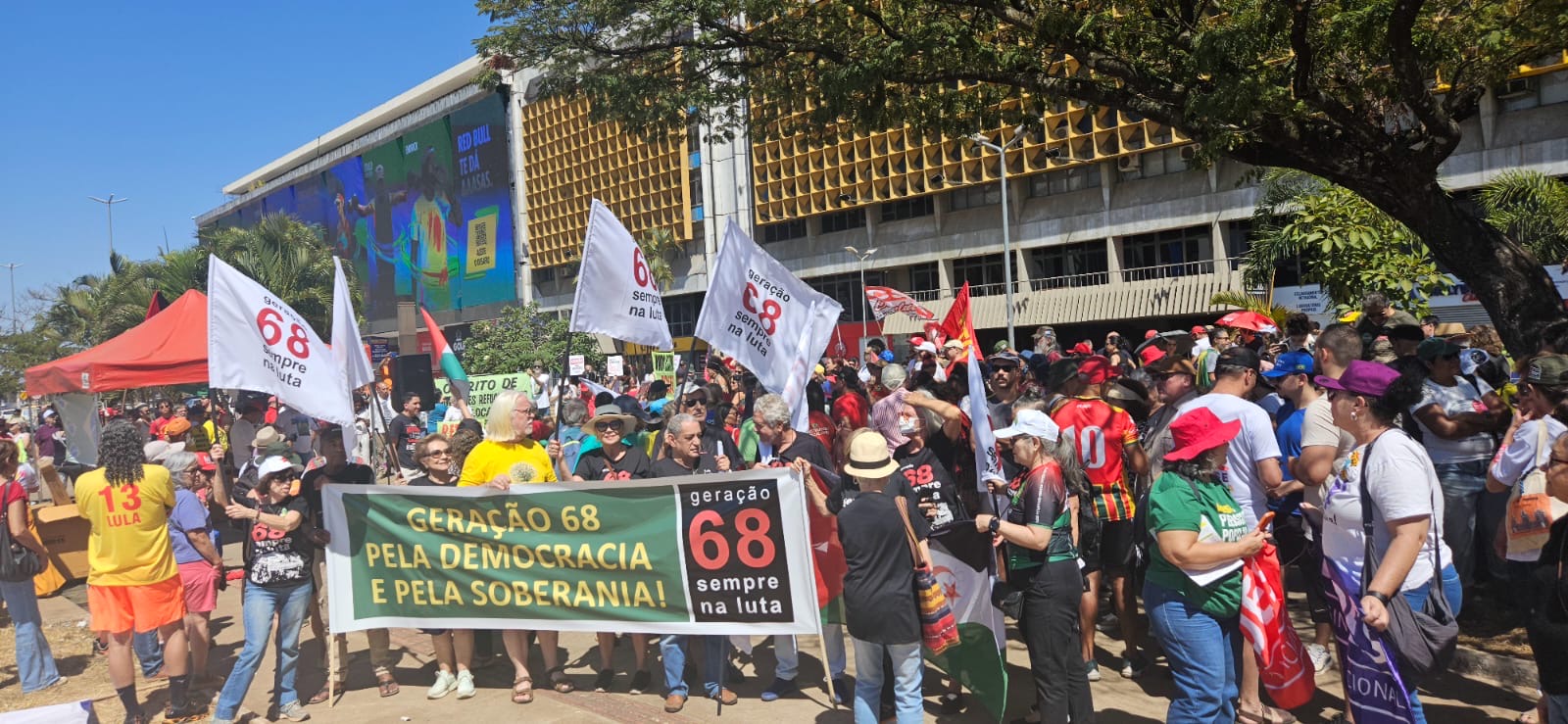No momento, você está visualizando Ato em defesa da soberania e da democracia réune mais de 2 mil pessoas no Conic