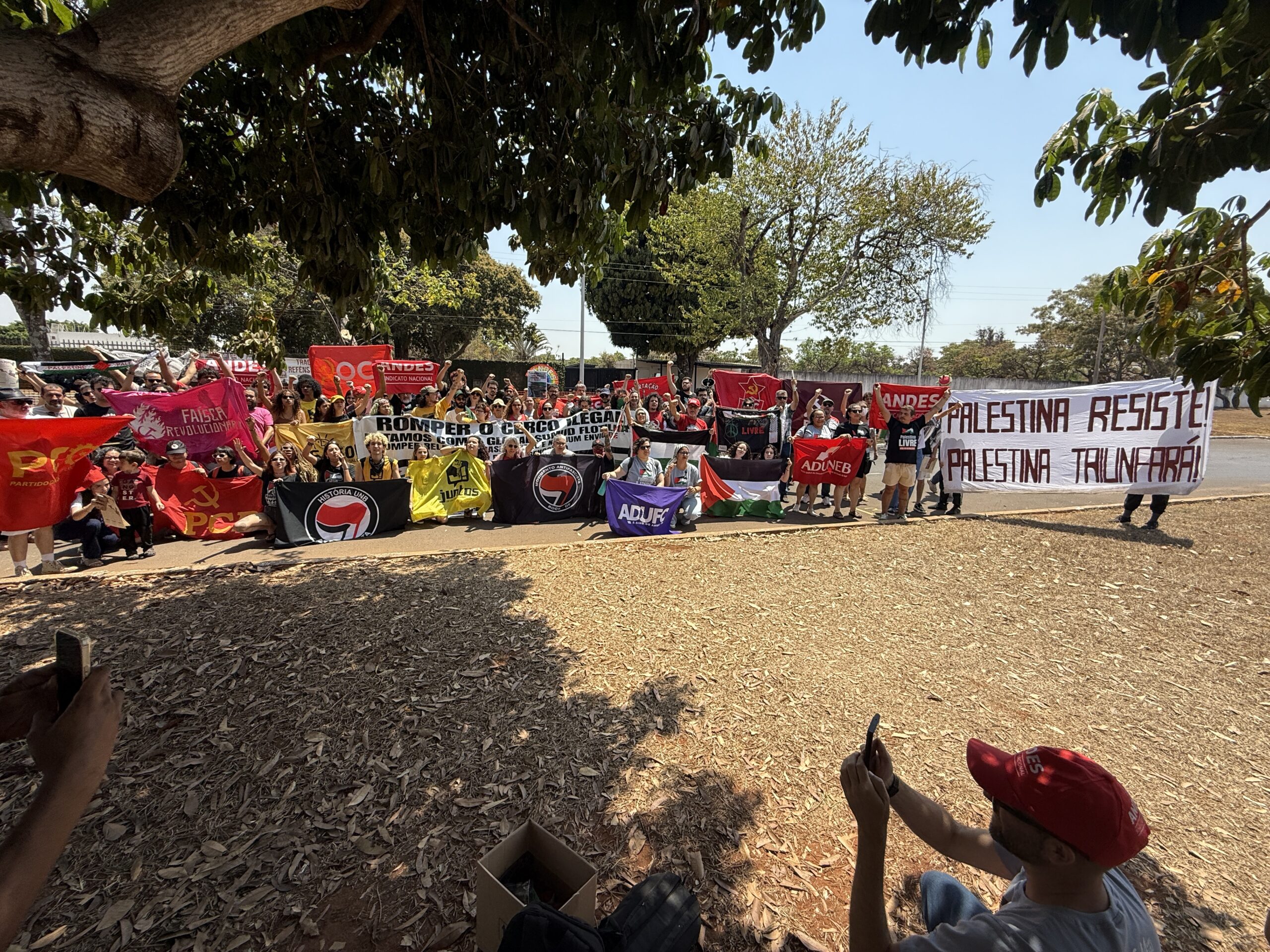No momento, você está visualizando Ato em apoio à Flotilha para Gaza reúne manifestantes em frente à Embaixada de Israel, em Brasília