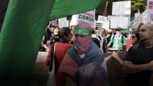 Leia mais sobre o artigo Uma multidão se manifestou em frente à ONU para exigir a prisão de Netanyahu e a expulsão de Israel do organismo mundial