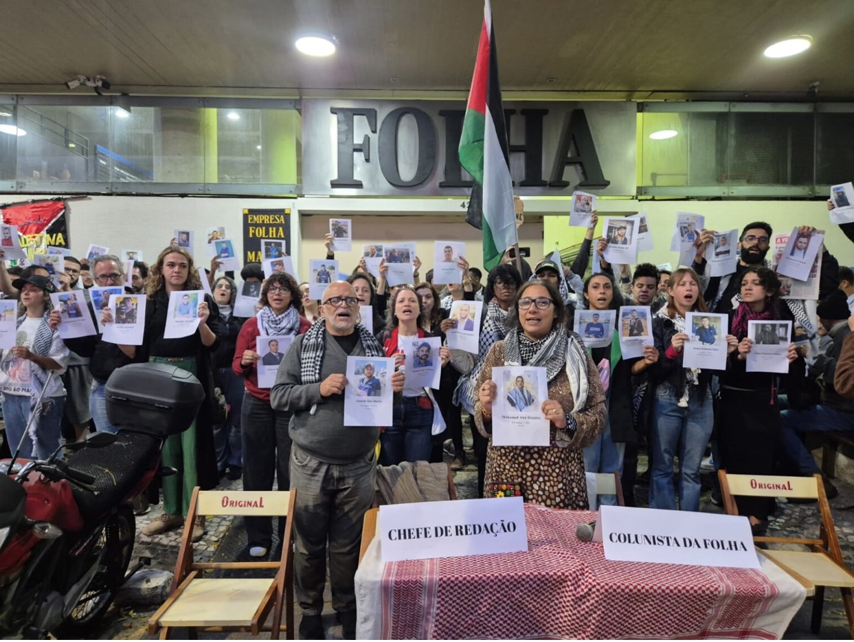 No momento, você está visualizando Ativistas fazem ato em frente à Folha em protesto contra cobertura tendenciosa em relação à Palestina