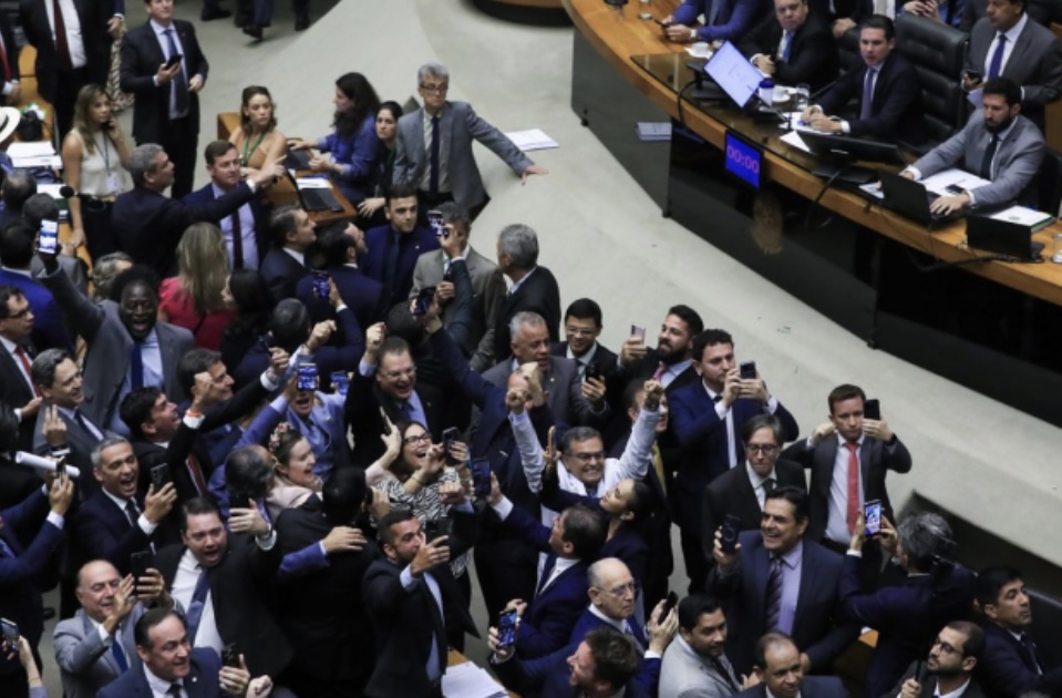 No momento, você está visualizando Derrota do povo: oposição a Lula livra bancos, bets e bilionários de impostos