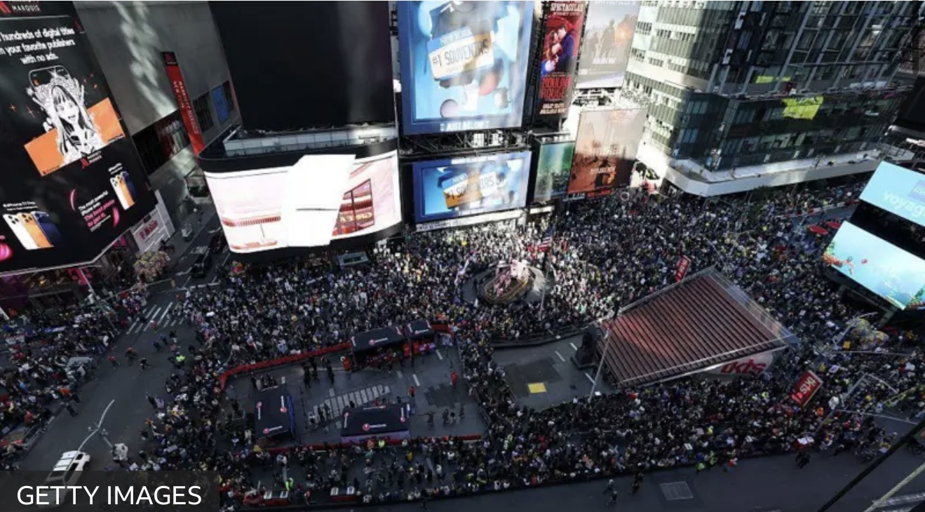 No momento, você está visualizando Protestos contra Trump levam multidão às ruas nos Estados Unidos