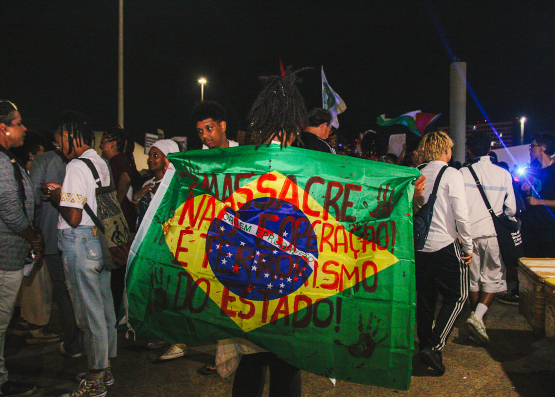 No momento, você está visualizando Em Brasília, manifestação denuncia chacina no RJ e violência policial como política de segurança pública no país