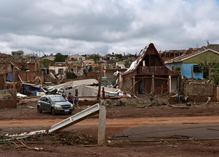 No momento, você está visualizando Lula presta solidariedade a vítimas de tornado no Paraná e envia ajuda federal à região destruída; ao menos 6 pessoas morreram