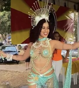 Leia mais sobre o artigo Bia Alexia ama o samba, a vida de passista e desfile de rua de escola de samba