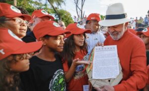 Leia mais sobre o artigo Crianças do MST entregam carta a Lula por Reforma Agrária, escolas e fim da violência no campo