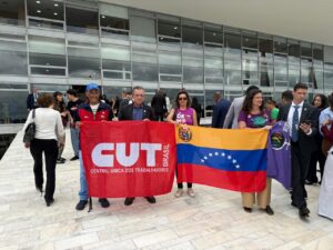 Leia mais sobre o artigo Manifestantes se reúnem no Planalto para lembrar 8 de Janeiro e celebrar veto ao PL da Dosimetria