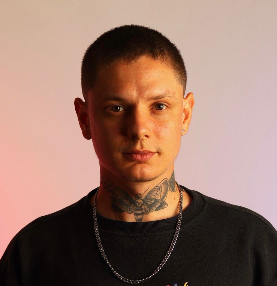 Leia mais sobre o artigo Vinicius Alexandre explica sobre seus poemas musicalizados na tela do Baú Musical 