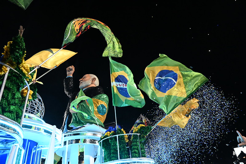 Leia mais sobre o artigo Desfile da Acadêmicos de Niterói em homenagem a Lula tem ‘Bozo preso’ e Temer ‘roubando’ faixa de Dilma
