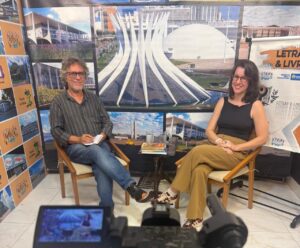 Leia mais sobre o artigo O grupo Cia Burlesca foca no teatro pedagógico e didático, abordando debates a partir da luta de classes