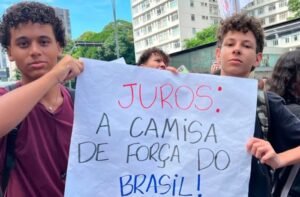 Leia mais sobre o artigo Brasil deve pagar R$ 1 trilhão em juros em 2026, mesmo com queda da Selic