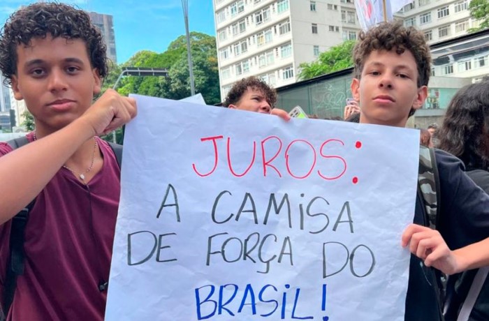 Leia mais sobre o artigo Brasil deve pagar R$ 1 trilhão em juros em 2026, mesmo com queda da Selic