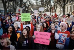Leia mais sobre o artigo A história de como mulheres de todo o mundo se uniram para frear Trump