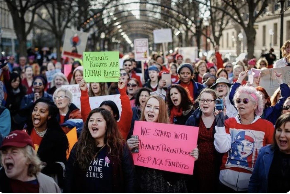 Leia mais sobre o artigo A história de como mulheres de todo o mundo se uniram para frear Trump