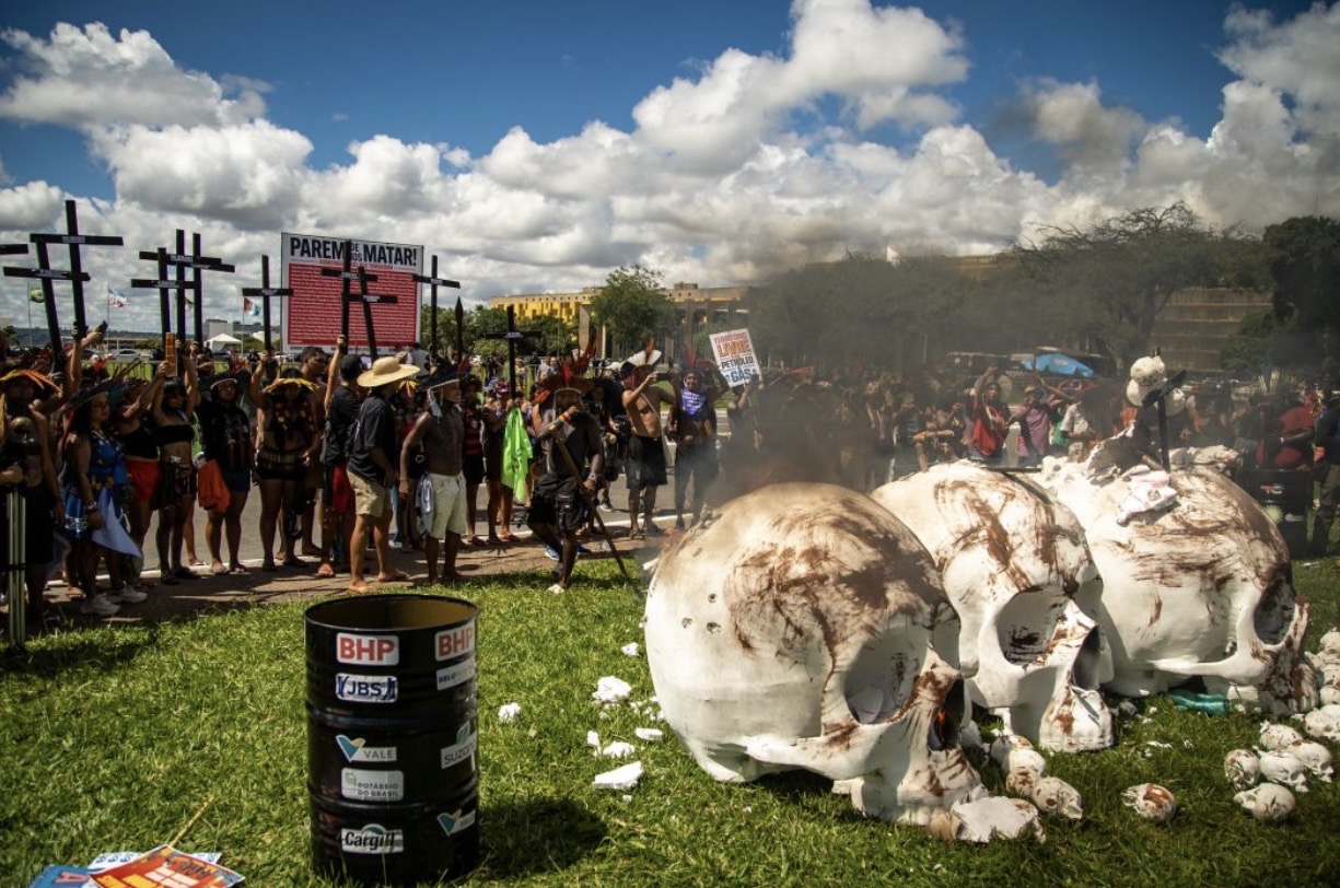 Leia mais sobre o artigo Em marcha, povos indígenas confrontam Congresso: os territórios indígenas não estão à venda