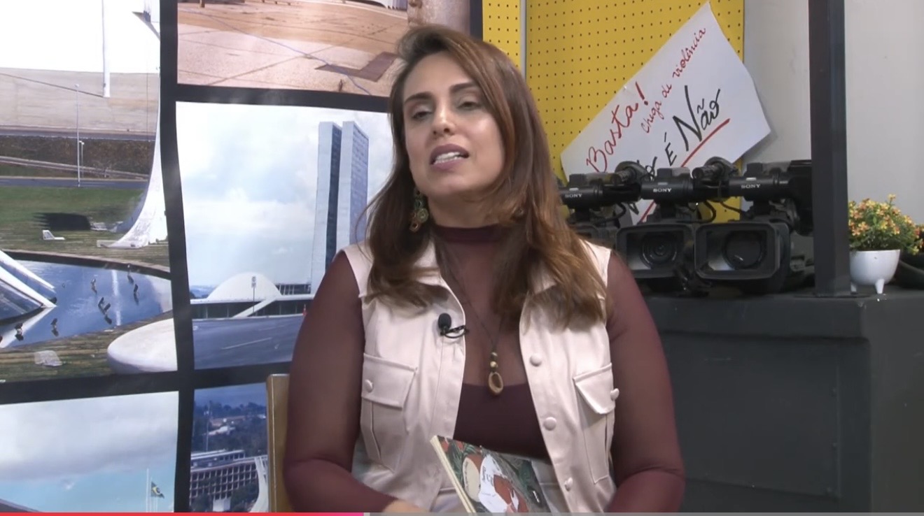 No momento, você está visualizando A escritora Jaque Luz fala sobre a obra Poemas para Divã na tela do Letras & Livros