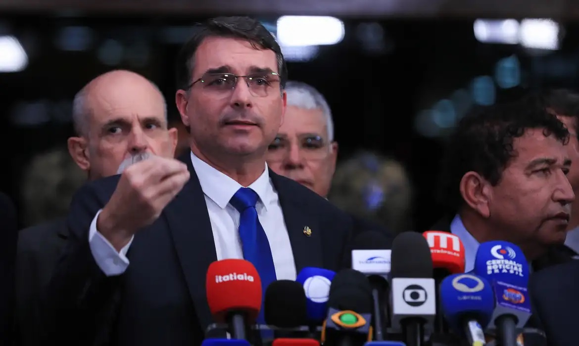 No momento, você está visualizando Revelação sobre Vorcaro é um ‘desastre’ para Flávio Bolsonaro, mas abre espaço para outras candidaturas da extrema direita