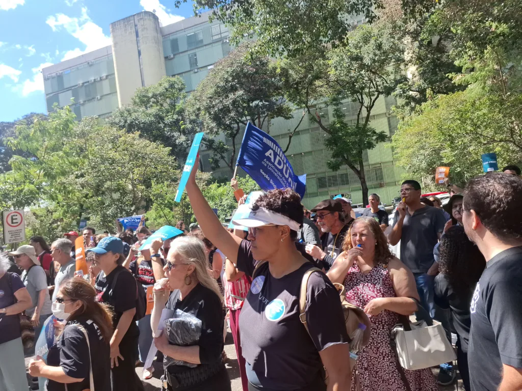No momento, você está visualizando ‘Não é privilégio e não é penduricalho’: professores da UnB protestam contra a absorção da URP em frente ao MGI