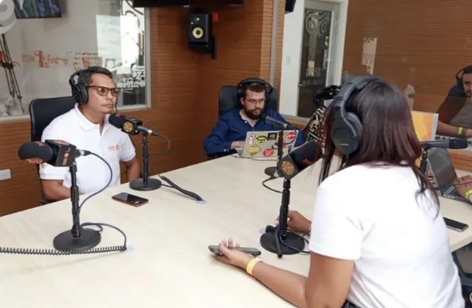 No momento, você está visualizando De la Espriella impõe censura a mídia pública colombiana e as 20 emissoras de rádio da paz