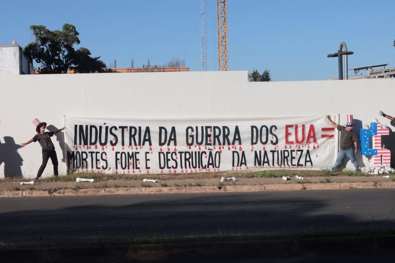 Leia mais sobre o artigo Juventude Sem Terra e do Levante realizam intervenção em frente a Embaixada dos EUA em Brasília