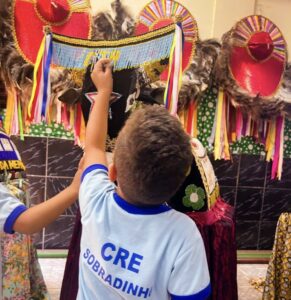 Leia mais sobre o artigo Projeto “Memória e Educação” chega à 3ª edição e conecta estudantes da rede pública às tradições do Bumba Meu Boi de Seu Teodoro e do Bola Preta de Sobradinho
