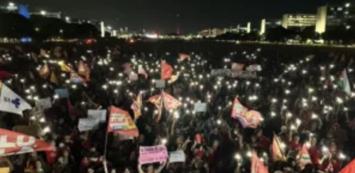 No momento, você está visualizando Manifestação na Esplanada reúne 50 mil contra Bolsonaro e em apoio a Lula e Leandro Grass