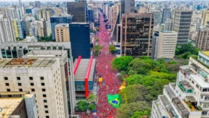 Leia mais sobre o artigo Lula reúne multidão na Avenida Paulista e convoca idosos: ‘Vote pelo filho, pelo neto, pelo bisneto e pela pátria’