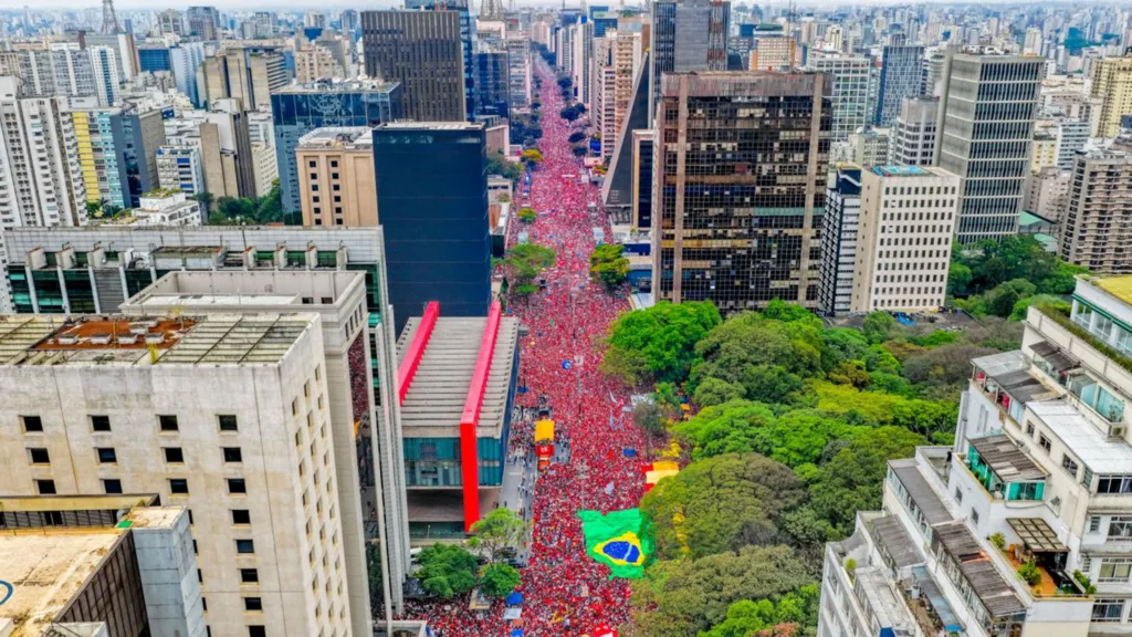 No momento, você está visualizando Lula reúne multidão na Avenida Paulista e convoca idosos: ‘Vote pelo filho, pelo neto, pelo bisneto e pela pátria’