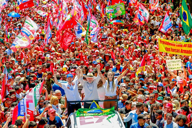 No momento, você está visualizando “Esta é a passeata dos que amam a bandeira verde e amarela do Brasil”, diz Lula no DF