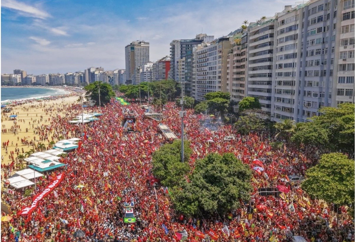 No momento, você está visualizando Vamos decidir entre quem beija a bandeira do Brasil e quem beija a dos EUA, afirma Lula em Copacabana