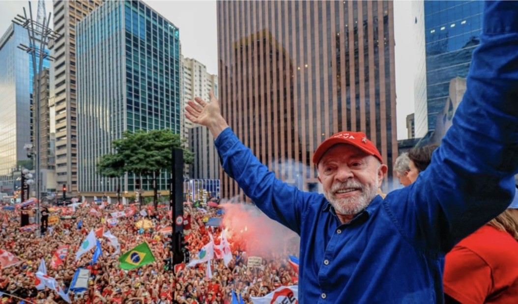 No momento, você está visualizando Lula é reeleito e derrota Flávio Bolsonaro em virada histórica