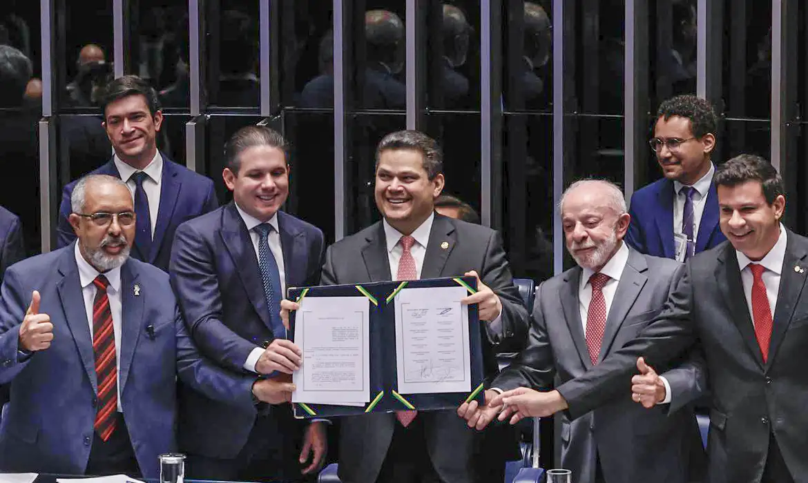 No momento, você está visualizando Congresso promulga emenda do fim da 6×1; escala 5×2 começa em 60 dias