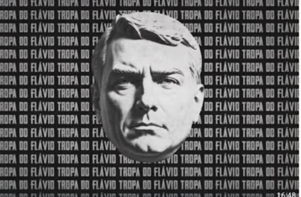 No momento, você está visualizando UOL denuncia: Grupo do PL no WhatsApp publica imagem de Flávio com referência a Mussolini, que comandou política de terror, perseguições e massacres do fascismo italiano