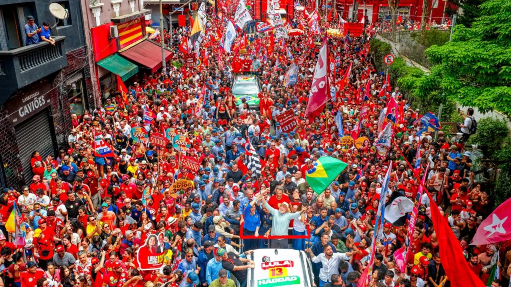 No momento, você está visualizando Multidão ocupa rua Augusta no encerramento da campanha de Lula em São Paulo